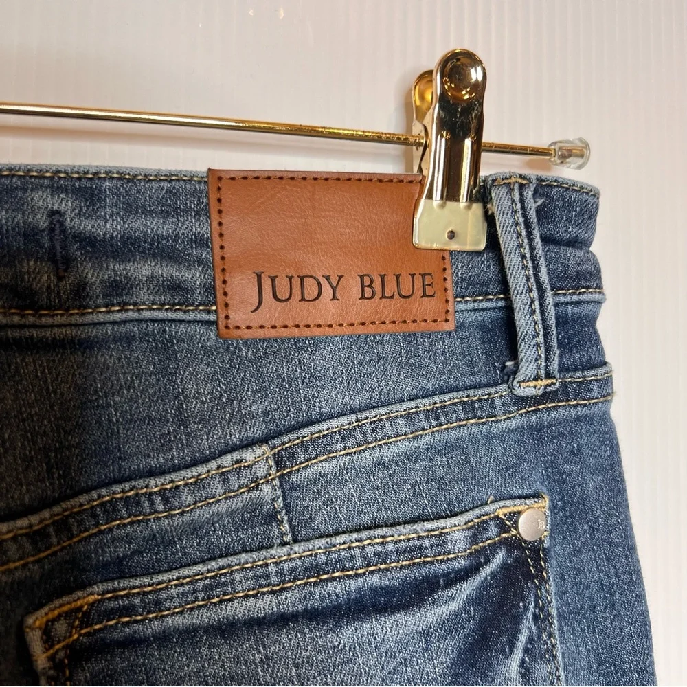 JUDY BLUE Mid Rise Tummy Control Vintage Straight Raw Hem Denim Jeans. Size 7/28